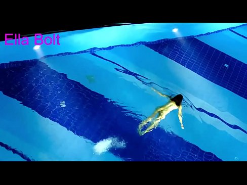 ❤️ 나는 보는 것을 멈출 수 없다, 젊은 금발이 ELLA BOLT 리조트 수영장에서 누드로 수영하다 적발 창녀 포르노에서 ko.pornjimbo.ru ️❤